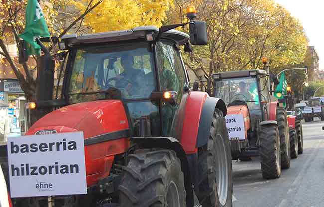 Una columna de tractores saldrá mañana desde Abadiño ante la llamada de los sindicatos agrarios