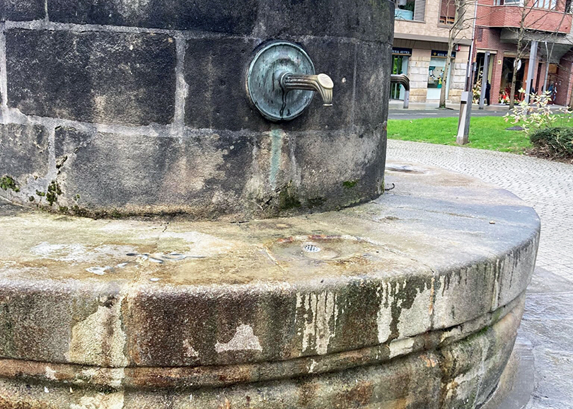 Los pulsadores de la fuente Urgozo evitan el despilfarro de 800.000 litros de agua en dos meses