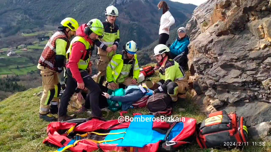 Rescatan a una senderista en las canteras de Mañaria tras lesionarse la espalda en una caída
