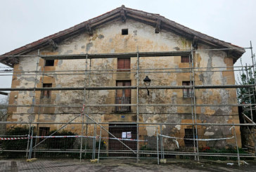 El Ayuntamiento de Zaldibar inicia la retirada del tejado de Sanjaungoa por motivos de seguridad