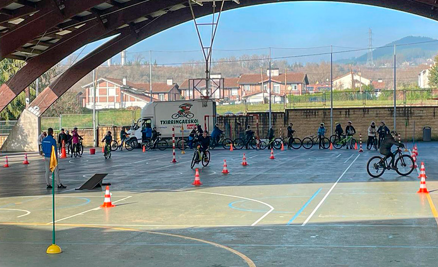 El Ayuntamiento de Amorebieta se une a los centros escolares para impulsar el uso de la bicicleta