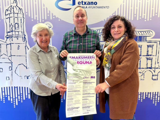 La edil socialista Alicia Hernández, junto a Artabe y Salterain.