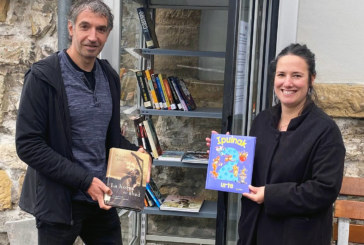 Zaldibar acondiciona una antigua cabina telefónica como espacio para el préstamo de libros