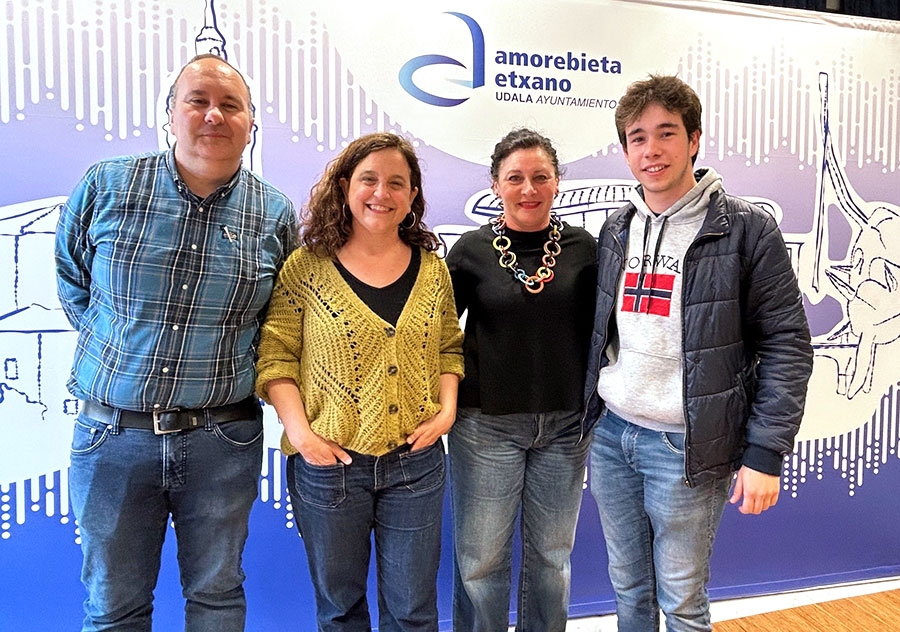 Jon Etxebarria y Nerea Aburto, primeros premios del concurso de cuentos de Amorebieta-Etxano