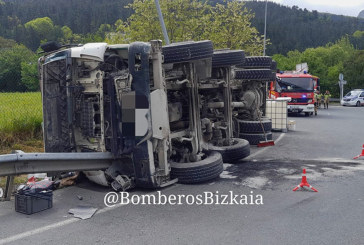 Un camionero resulta herido al volcar su vehículo en Mañaria