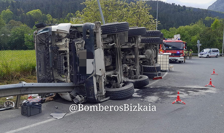 Un camionero resulta herido al volcar su vehículo en Mañaria
