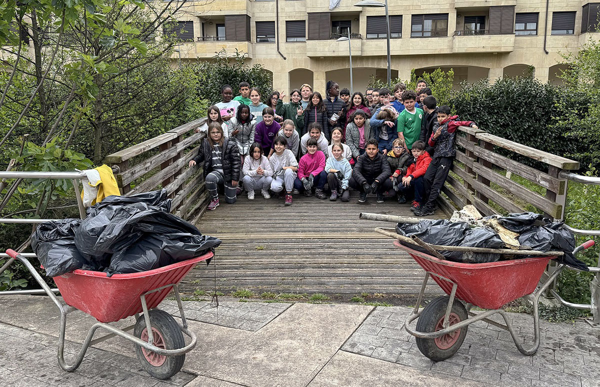 Alumnado de Maiztegi participa en la limpieza del río en Iurreta