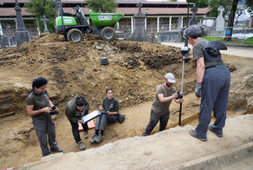 Localizan los restos mortales de otras 11 personas enterradas en una fosa en el cementerio de Amorebieta