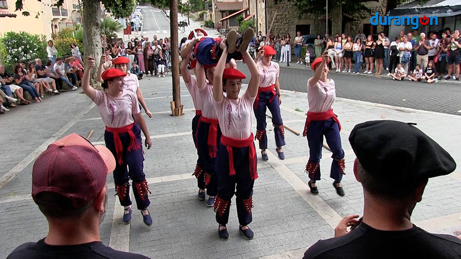 Una ezpata-dantza femenina da la bienvenida a las fiestas de Garai