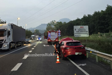 Un accidente con dos heridos corta la N-634 en Amorebieta
