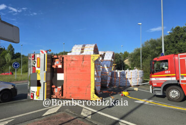 Un camión vuelca en la N-634 y pierde parte de su carga