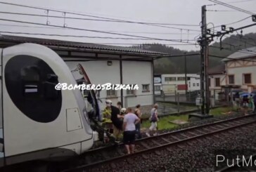 La caída de un cable de alta tensión obliga a evacuar a pasajeros y personal de un tren en Amorebieta