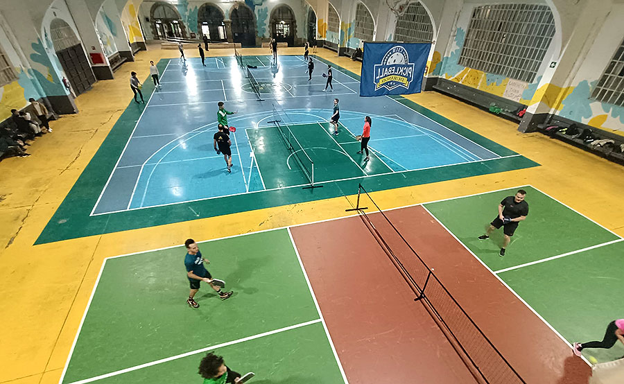 Clases de pickleball en la plaza del mercado