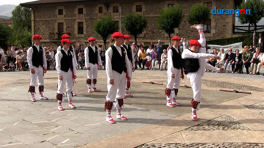 Dantzaris y feria para un caluroso final de las fiestas de Iurreta