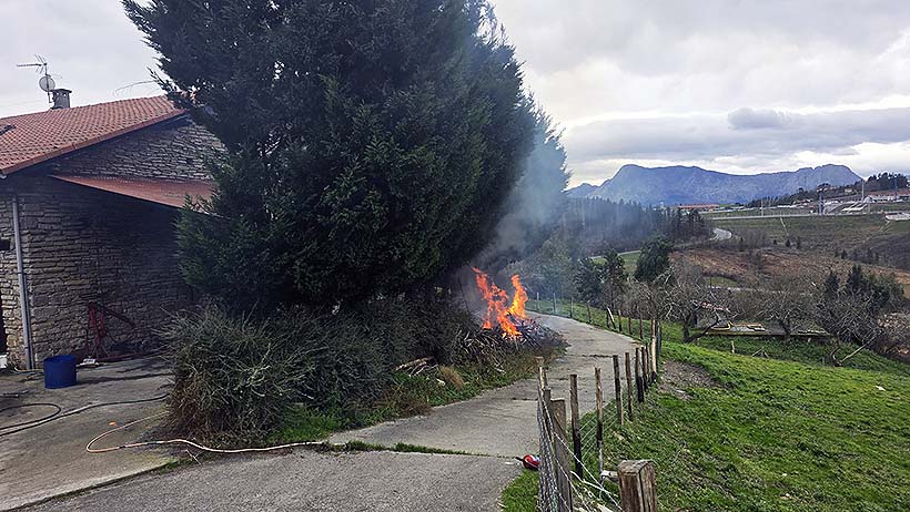 Los bomberos sofocan un incendio en un caserío de Mallabia