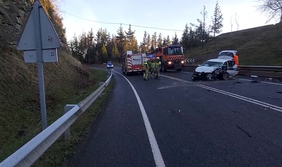 Cortado al tráfico el alto de Trabakua tras una colisión entre un camión y un turismo