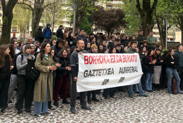 Absolbitu egin dituzte Correos eraikina okupatzeagatik epaitutako lau gazteak