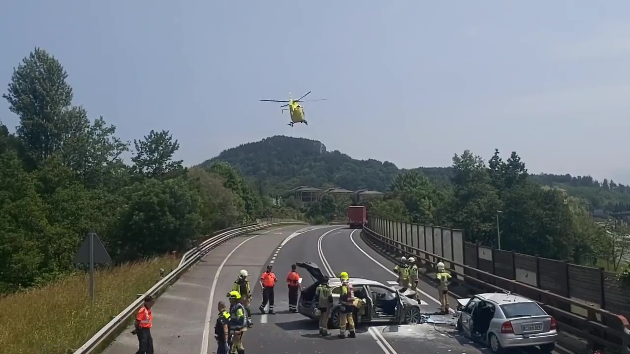 Cinco personas resultan heridas tras un accidente entre un camión y dos turismos en Amorebieta