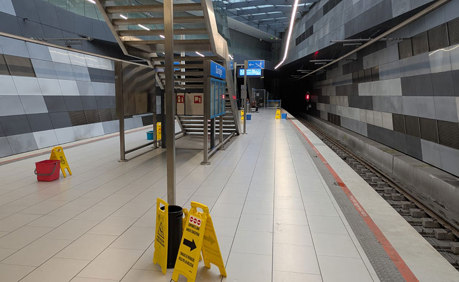 Las goteras vuelven a inundar de cubos la estación de tren de Durango
