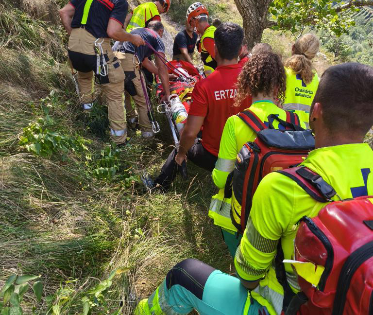 Rescatan a una mujer de 30 años tras caerse mientras escalaba en Atxarte