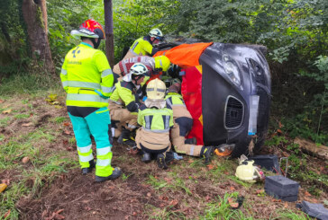 Una persona resulta herida al salirse de la carretera en Urkiola y quedar atrapada en su vehículo