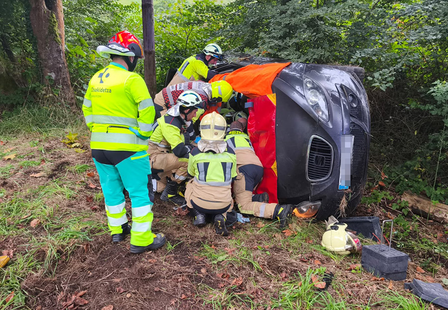 Una persona resulta herida al salirse de la carretera en Urkiola y quedar atrapada en su vehículo