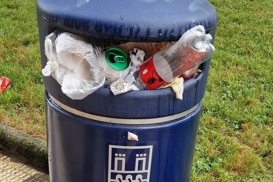 “La gente ha cumplido su parte; ahora que cumplan los servicios de limpieza del Ayuntamiento”