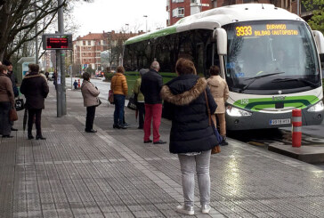 “Viajar de pie en el autobús que va por la autopista a Bilbao pone en riesgo nuestra seguridad”