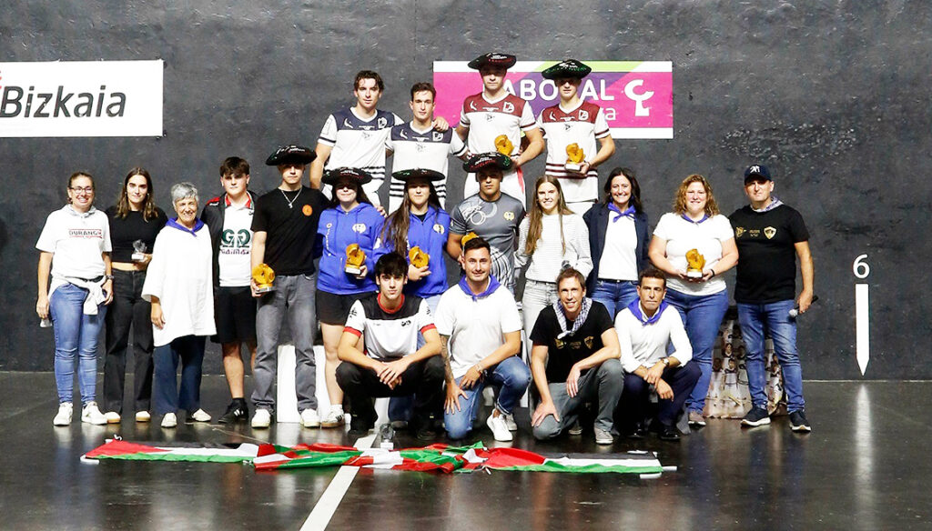 Durango Jai Alai entrega el premio ‘Pilota jokoa’ a la Peña Ezkurdi