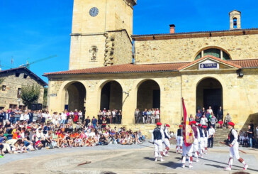 Iurreta encara un segundo fin de semana festivo con danzas, música, disfraces y feria agrícola