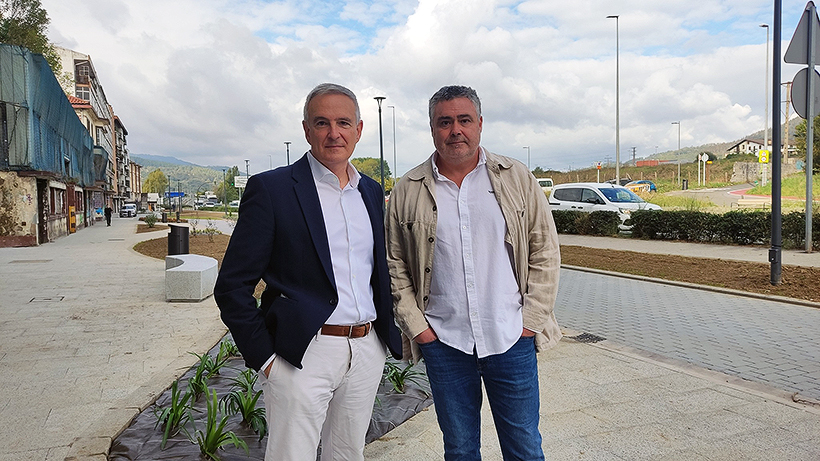 El alcalde de Iurreta, Oskar Koka, y el arquitecto municipal, Angel Basabe.