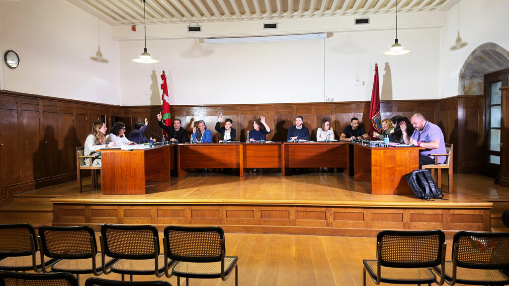 El Pleno de Elorrio aprueba subir un 3% las tasas e impuestos y un 150% el recargo del IBI de las casas vacías