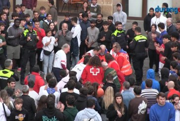 Un hombre es trasladado al hospital de Galdakao durante la primera sesión de las zezenak dira