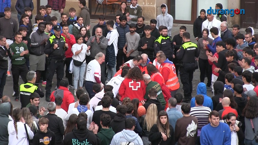 Un hombre es trasladado al hospital de Galdakao durante la primera sesión de las zezenak dira