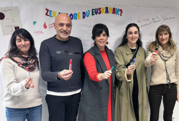 Durangok euskararen inguruko hausnarketara gonbidatzen du mural parte-hartzaileekin