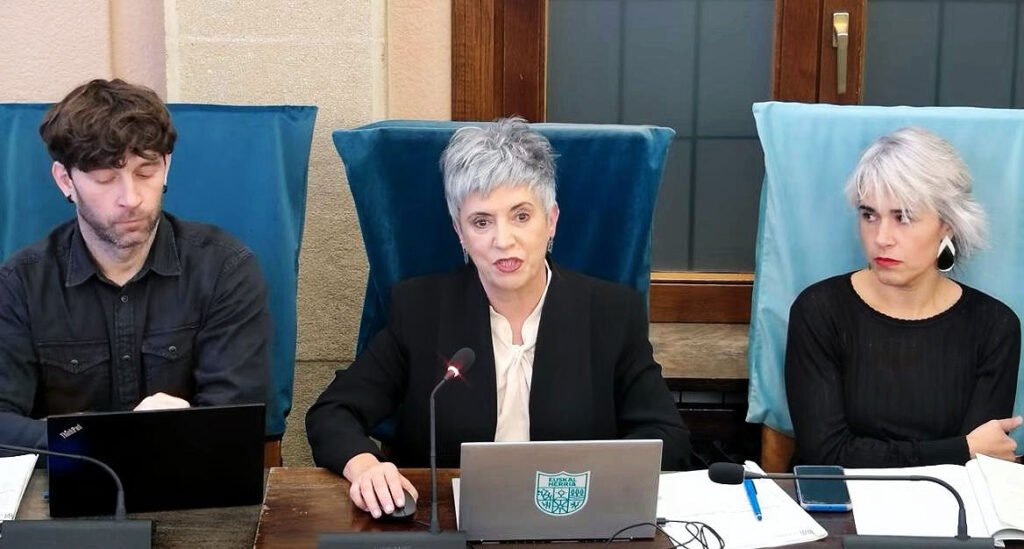 Duro cruce de reproches entre EH Bildu y Carlos García en el debate de la moción sobre su reprobación