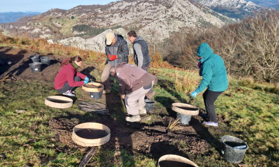 Hallan los restos de dos combatientes en una nueva exhumación realizada en el monte Saibigain