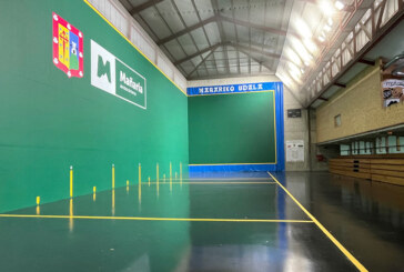 Mañariko frontoia berriro margotu eta harmailak konpondu ditu Udalak