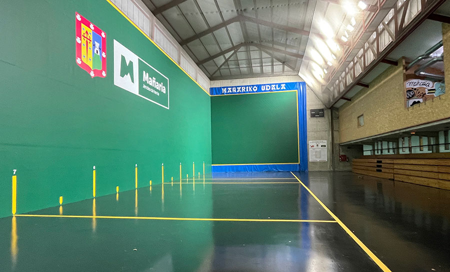 Mañariko frontoia berriro margotu eta harmailak konpondu ditu Udalak