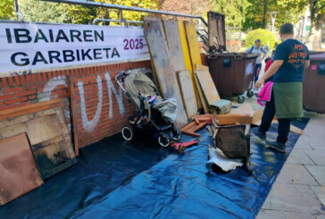 Retiran cinco contenedores de residuos del río Mañaria