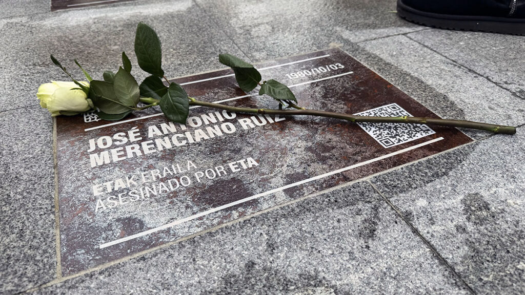 El Ayuntamiento coloca nueve placas que recuerdan a las personas asesinadas por ETA en Durango