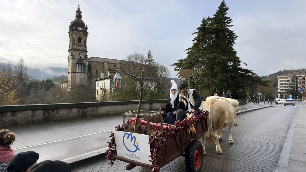 El colegio Karmelitak adelanta la bienvenida de Olentzero y Mari Domingi en Amorebieta-Etxano