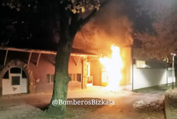 Bomberos extinguen un incendio en un edificio escolar de Elorrio