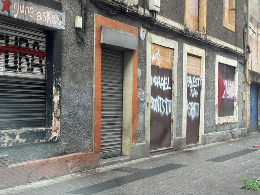 Denuncian la aparición de pintadas y carteles en Amorebieta-Etxano