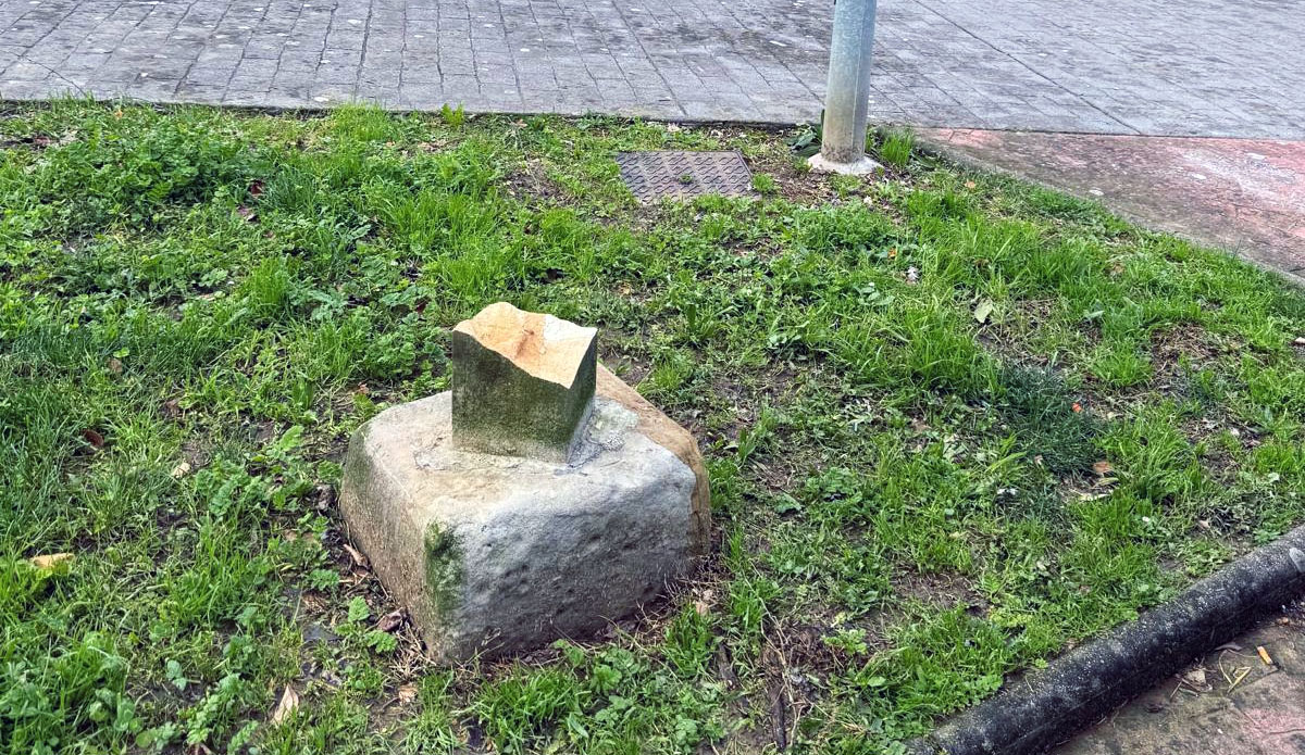 El PP pide explicaciones por el derribo de una de las tres cruces de piedra del Calvario de Tabira