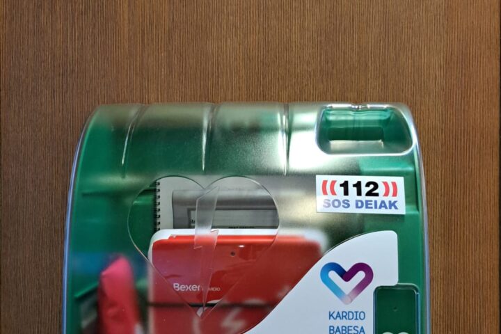 Amorebieta refuerza su red de desfibriladores con 5 unidades más
