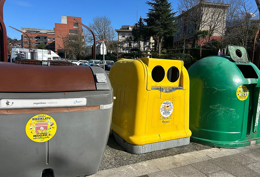 Amorebieta-Etxano refuerza el reciclaje con nuevas pegatinas identificativas en los contenedores