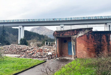 La piscina cubierta y los vestuarios del antiguo polideportivo de Tabira ya han sido derribados