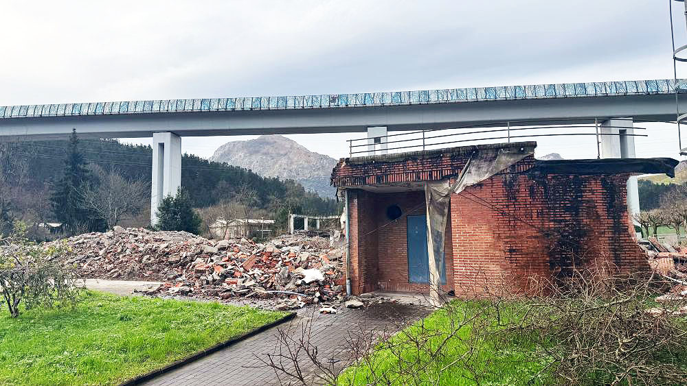 La piscina cubierta y los vestuarios del antiguo polideportivo de Tabira ya han sido derribados