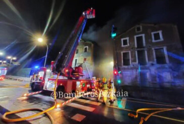 Un incendio obliga a cortar la carretera entre Amorebieta y Lemoa